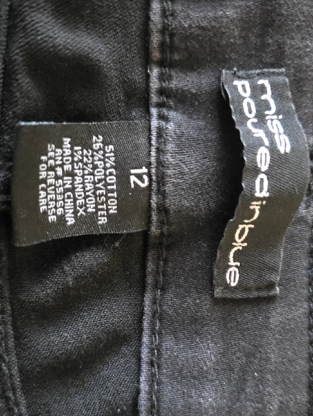 Elegant Black Skinny Jeans for Women - Picture 3 of 4